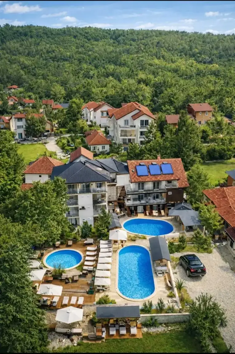 Vila i Brvnara Petra iz vazduha — tri bazena sa lekovitom vodom, Banja Vrujci